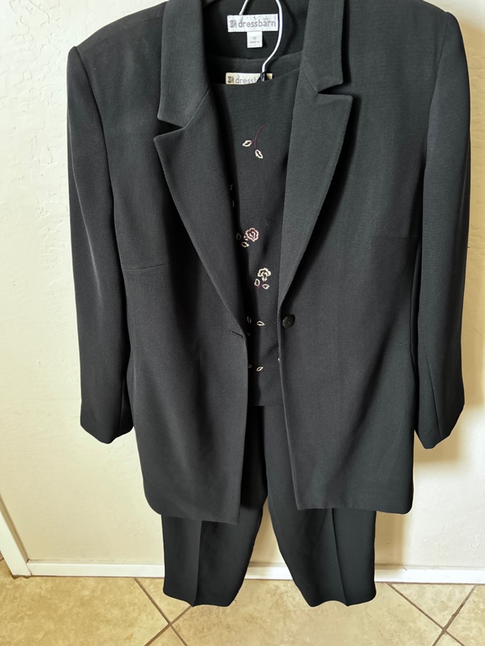 Vintage dressbarn Olive Women's Three-Piece Suit with Subtle Embroidered Shell